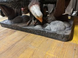 Table basse design unique avec aigle et plateau en verre