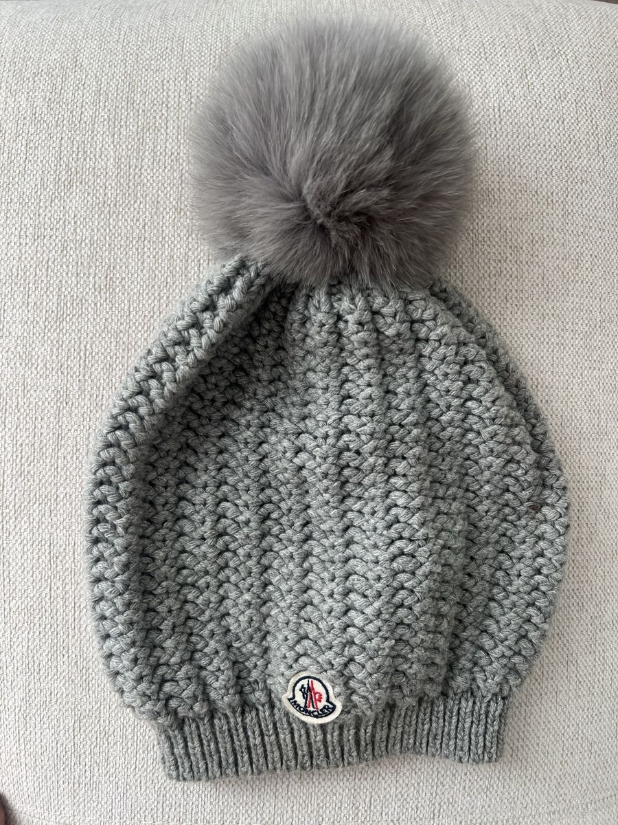 Moncler Copricapi, berretti & cappellini: Moncler Grey Winter Hat – Usato da Zollikon venduto da cat_p589