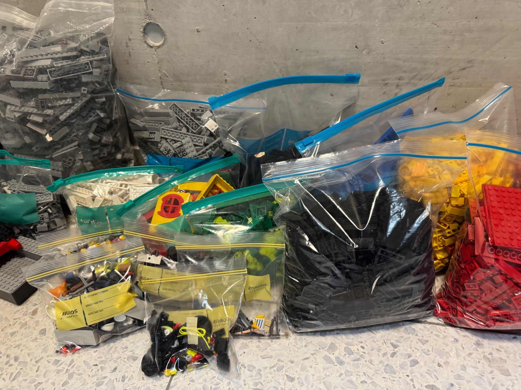 Lego Kit di costruzioni: Lego 15 kg - farblich sortiert! – Usato da Zürich venduto da z3bra