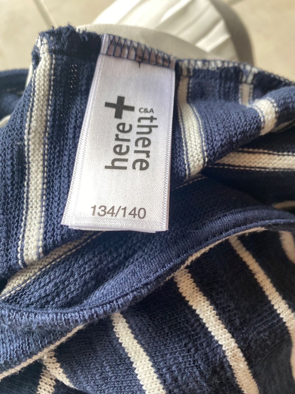 C&A Blusen, T-Shirts & Tops: Casaque 134 rayé bleu marin blanc – Gebraucht aus Orpund von Mary8972 6