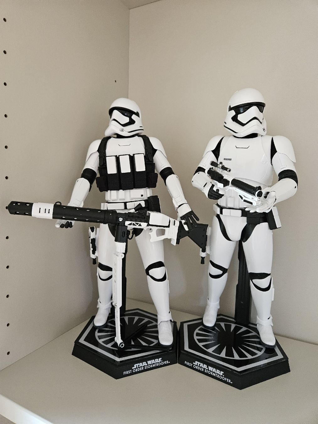 Hot Toys Figuren: Hot Toys Star Wars First Order Stormtroopers – Gebraucht aus Wildberg von Reunionevents