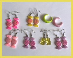 SALE AUSVERKAUF LOT: 6 x OHRRINGE  + 2 RINGE ROSA GELB GRÜN