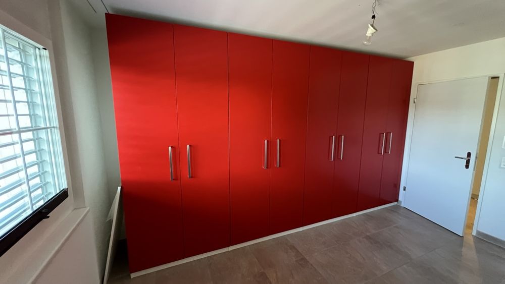 Grosser roter Ikea Pax Kleiderschrank mit viel Stauraum Kaufen auf