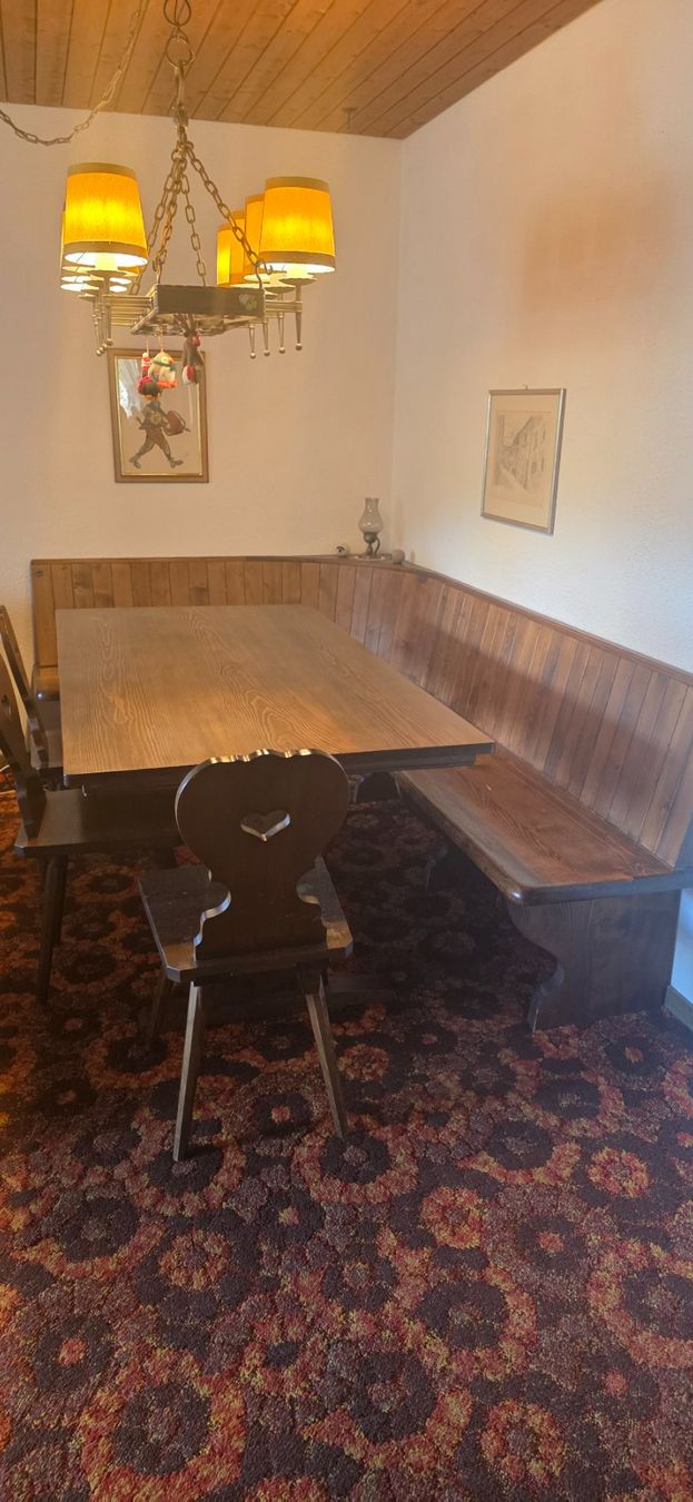 Bänke: Echtes Holz Eckbank Set mit 6 Stühlen, mit Tisch – Gebraucht aus Besenbüren von Zobicom