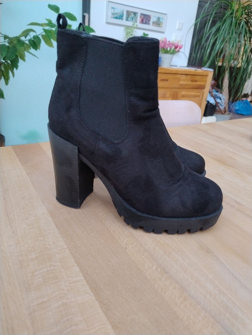 Damenschuhe: Schwarze Stiefeletten in Wildlederoptik Grösse 38 – Gebraucht aus Kirchberg BE von lauraflu 1