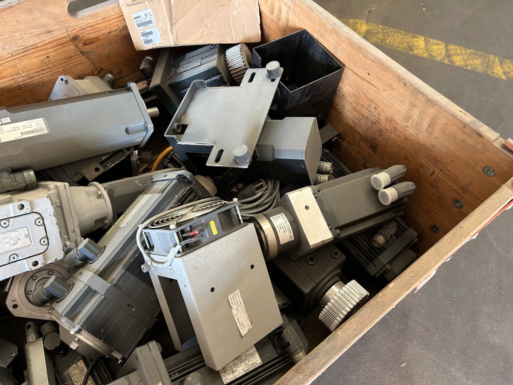 Moteurs: Grosser Posten Elektro- Getriebe Motore – D'occasion à Zofingen par Maschinenfabrik 3