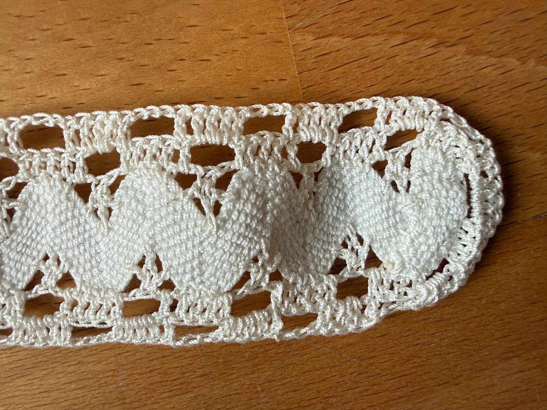 Nastri decorativi: Spitzenband   Handarbeit  Häkelarbeit  200 x 3 cm – Usato da Subingen venduto da ArtBead 2