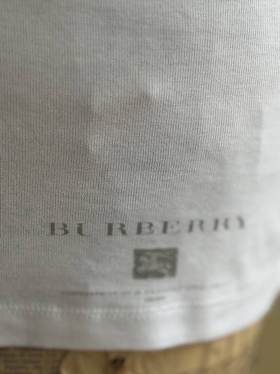 Burberry T-Shirts: Burberry Tshirt – Neu (gemäss Beschreibung) aus Rotkreuz von Mini_mela33 1