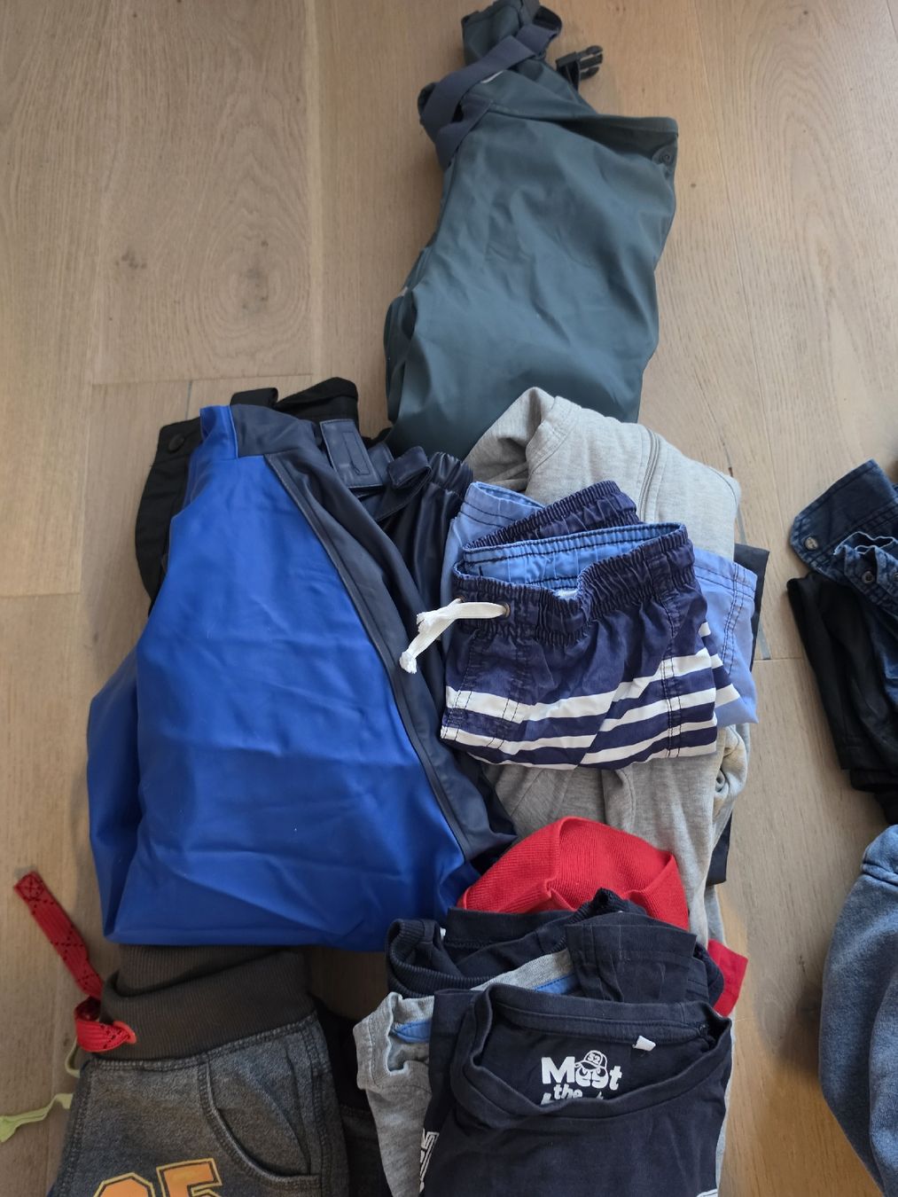 Kleiderpakete & -sets: Mega Set Boy 110/116 – Gebraucht aus Courtelary von dcubadda 9