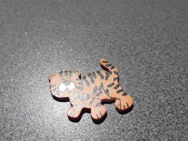 Katze braun, schwarze Streifen, Holz