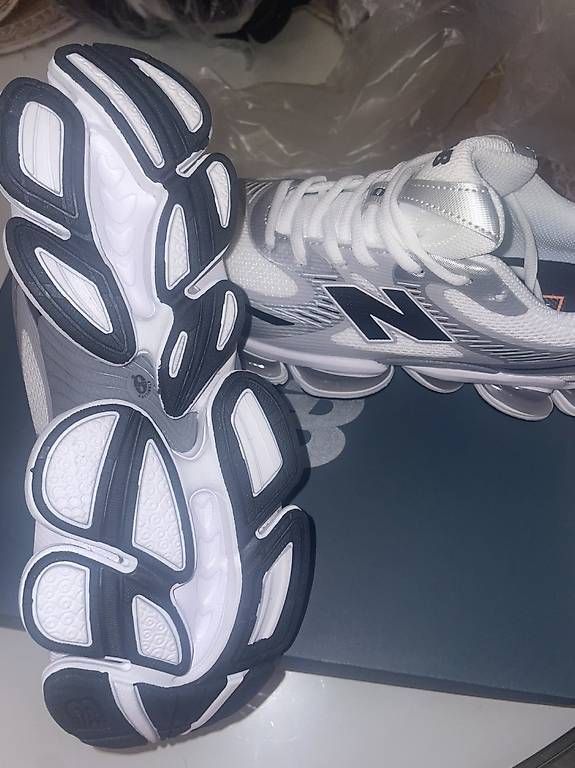 New Balance Scarpe da uomo: New Balance 2000 Blanche – Nuovo (secondo la descrizione) da Vevey venduto da yah_jd8k