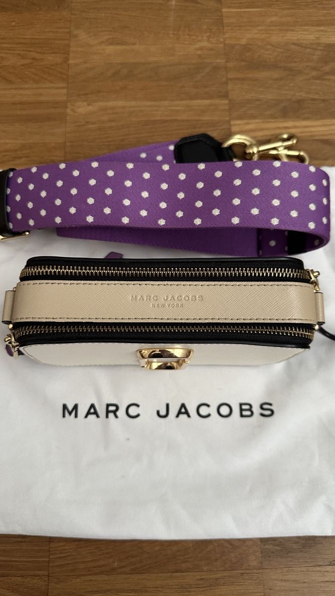 Marc Jacobs Borse da donna: Marc Jacobs Bag mit lila Gurt, neuwertig! – Nuovo (secondo la descrizione) da Romanshorn venduto da tin_k9vg 1