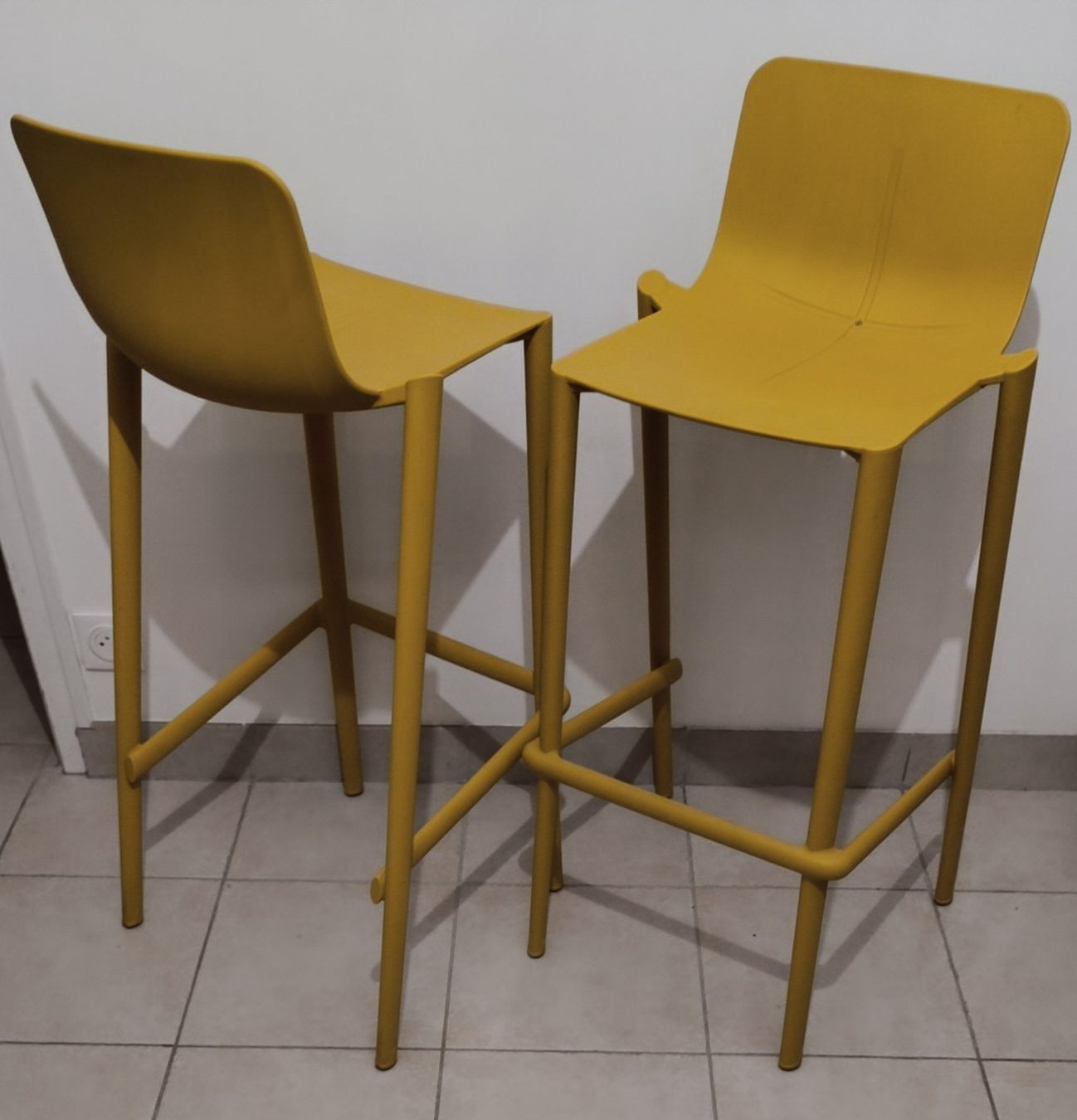 Seggioloni: 2 chaises de bar haut moutarde plastique – Usato da Annemasse venduto da ade_6xjr