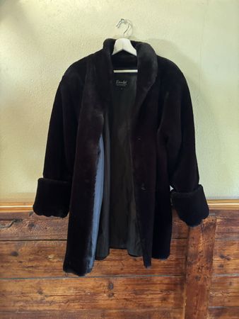 Essentiel Kunstpelz Mantel schwarz Grösse 40
