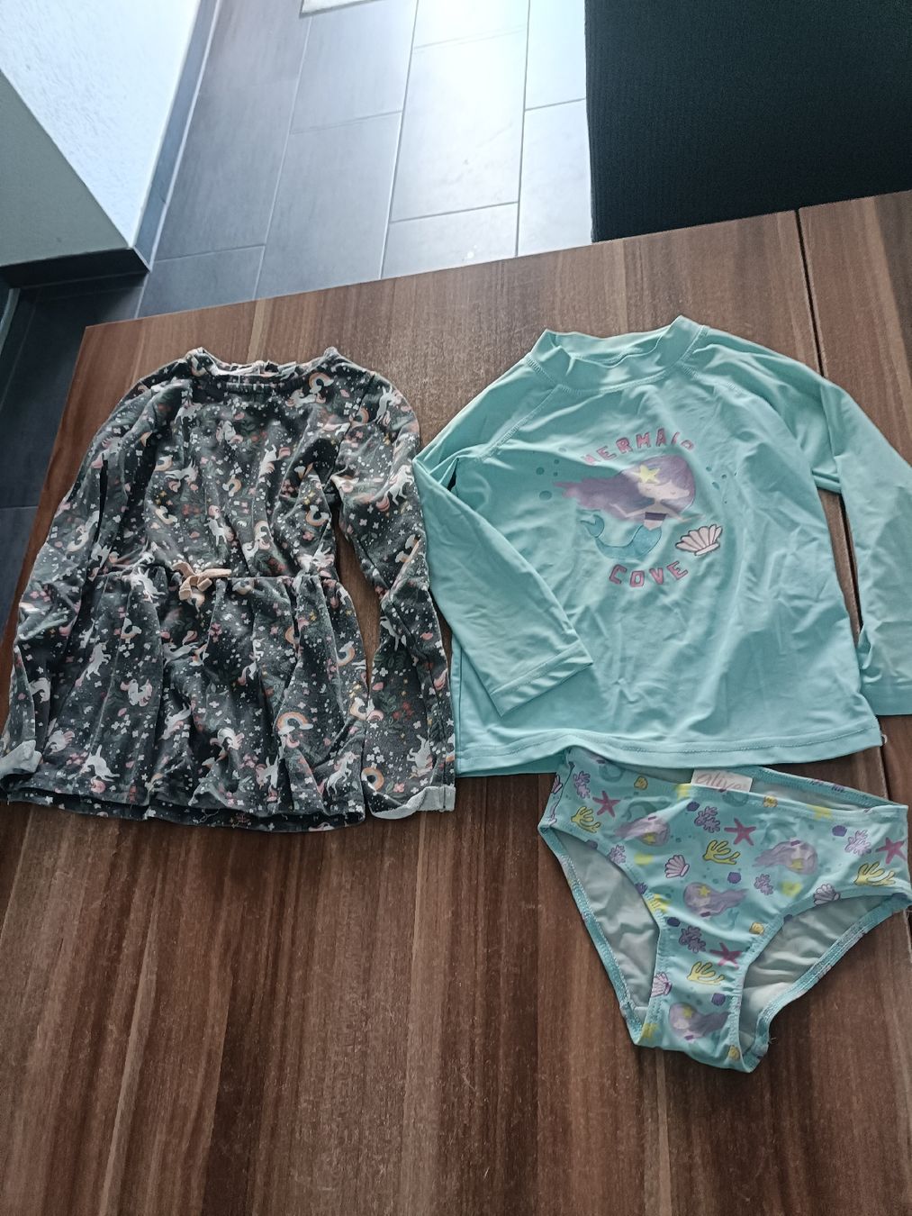 Lotti & Set di vestiti: Mädchen Set Gr. 98/104 – Usato da Biberist venduto da Stylux01