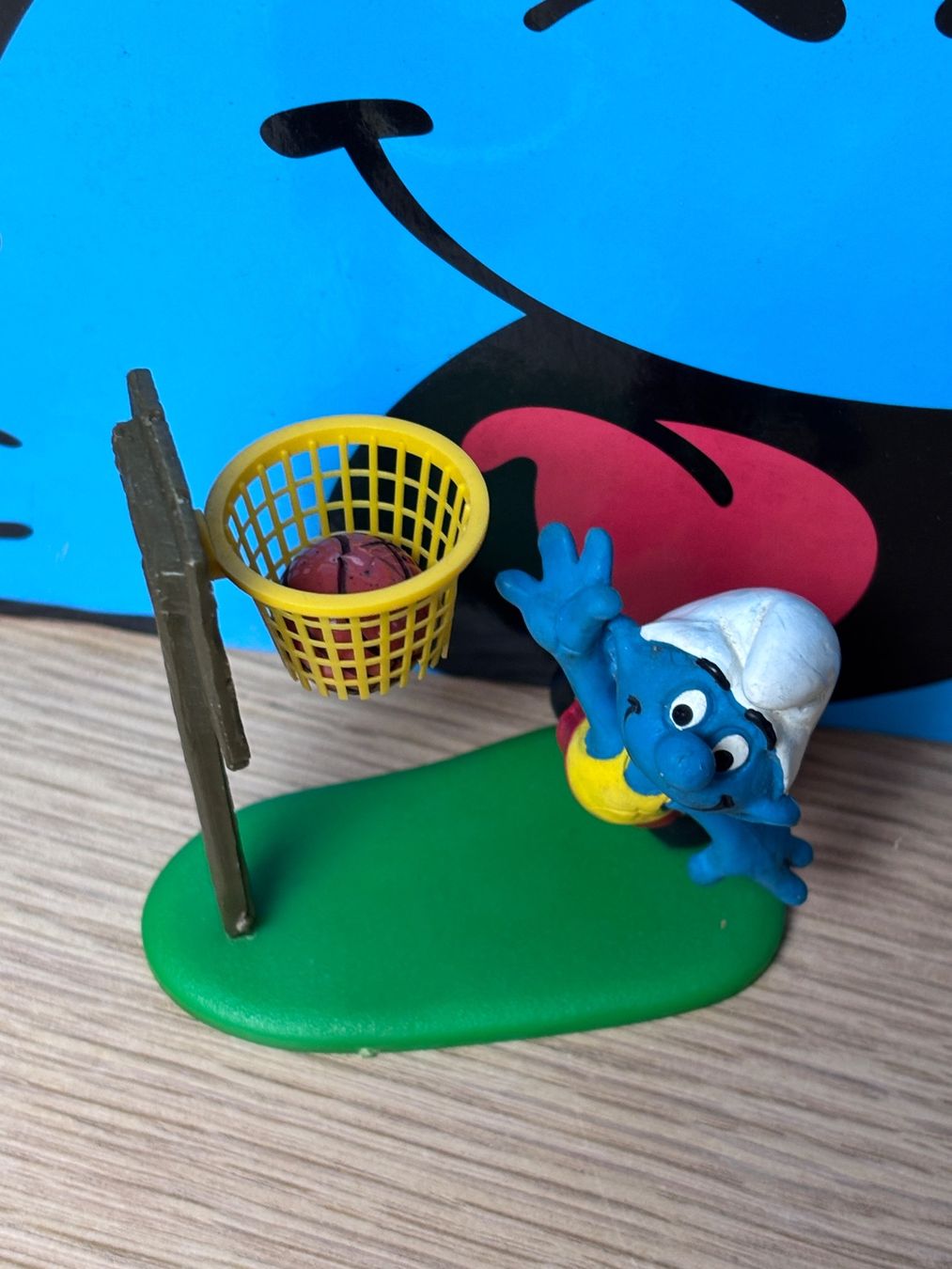Schleich Statuette: Basketball-Schlumpf mit Korb – Usato da Lyss venduto da Duckszone