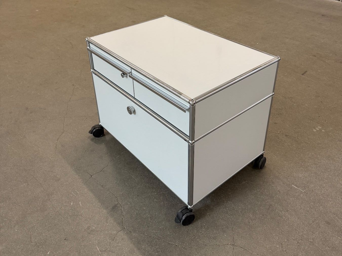 USM Eléments de bureau: USM Haller Rollcontainer mit 3 Schubladen – D'occasion à Dietlikon par ComdatAG 1