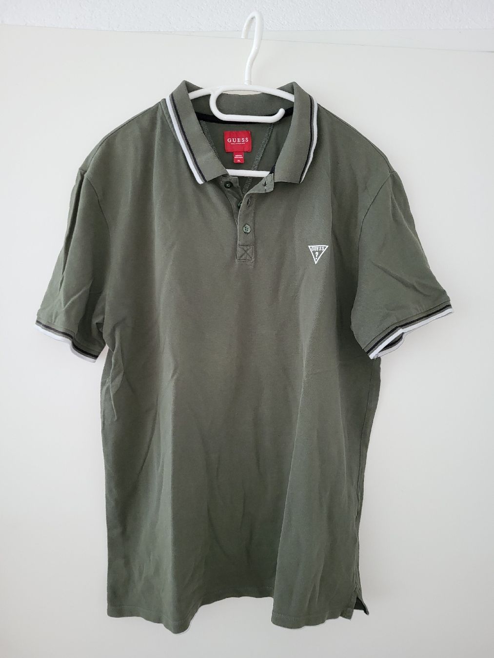 Guess Magliette Polo: Polo Herren Guess Khaki Grösse L  – Usato da Winterthur venduto da GAM90