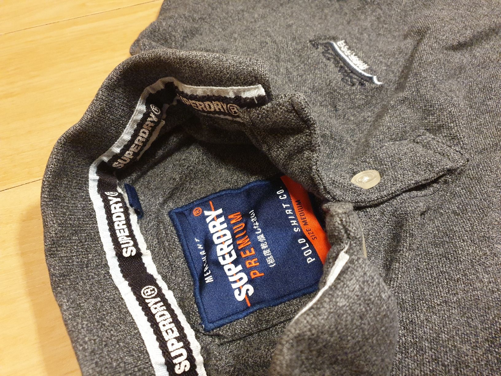 Superdry Magliette Polo: Superdry PoloShirt Grau Gr. M - N°8 – Usato da Val D Illiez venduto da SnowRoof 1