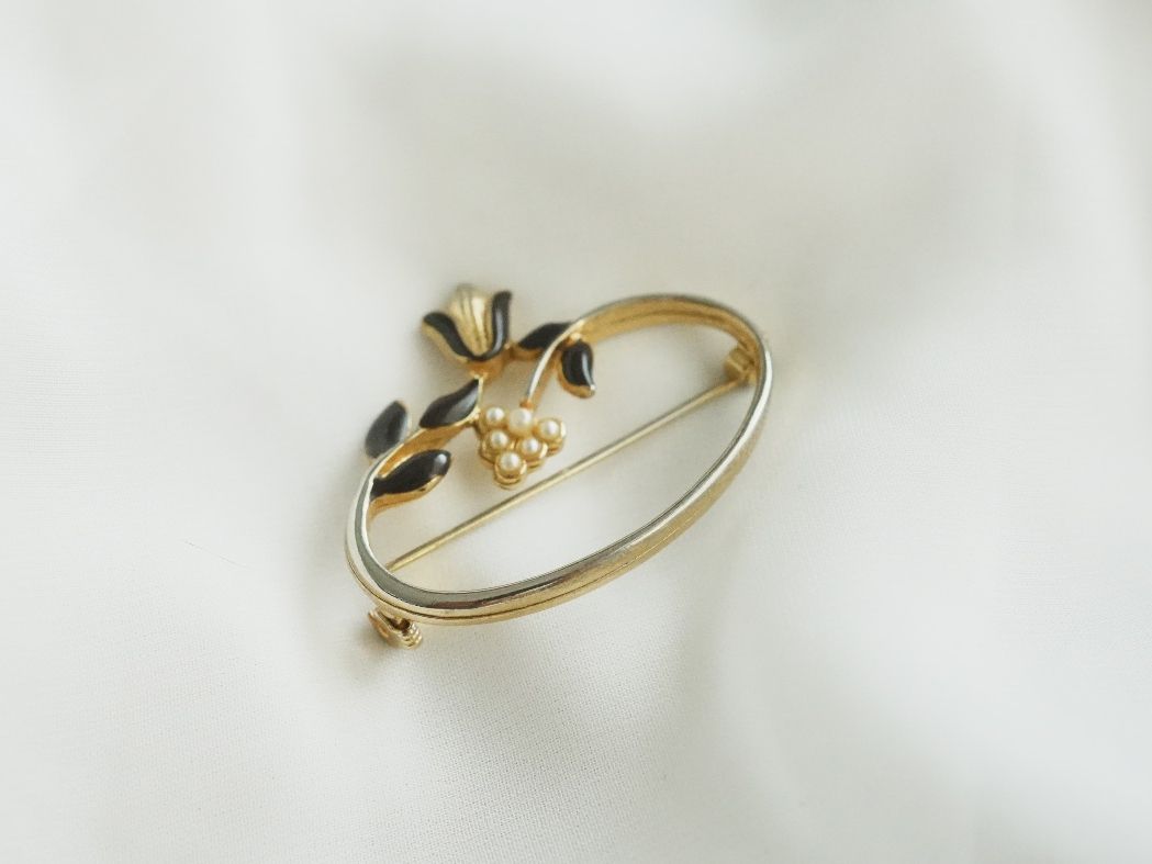 Spille & Fermagli: Vintage Brosche Blume Perlen Emaille goldfarben – Usato da Volketswil venduto da HeredisAntiques 1