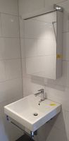 Lavabo mit Alterna- Armatur und Handtuchstange