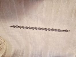 Elegantes Armband mit Zirkonia-Steinen im Blumenmuster