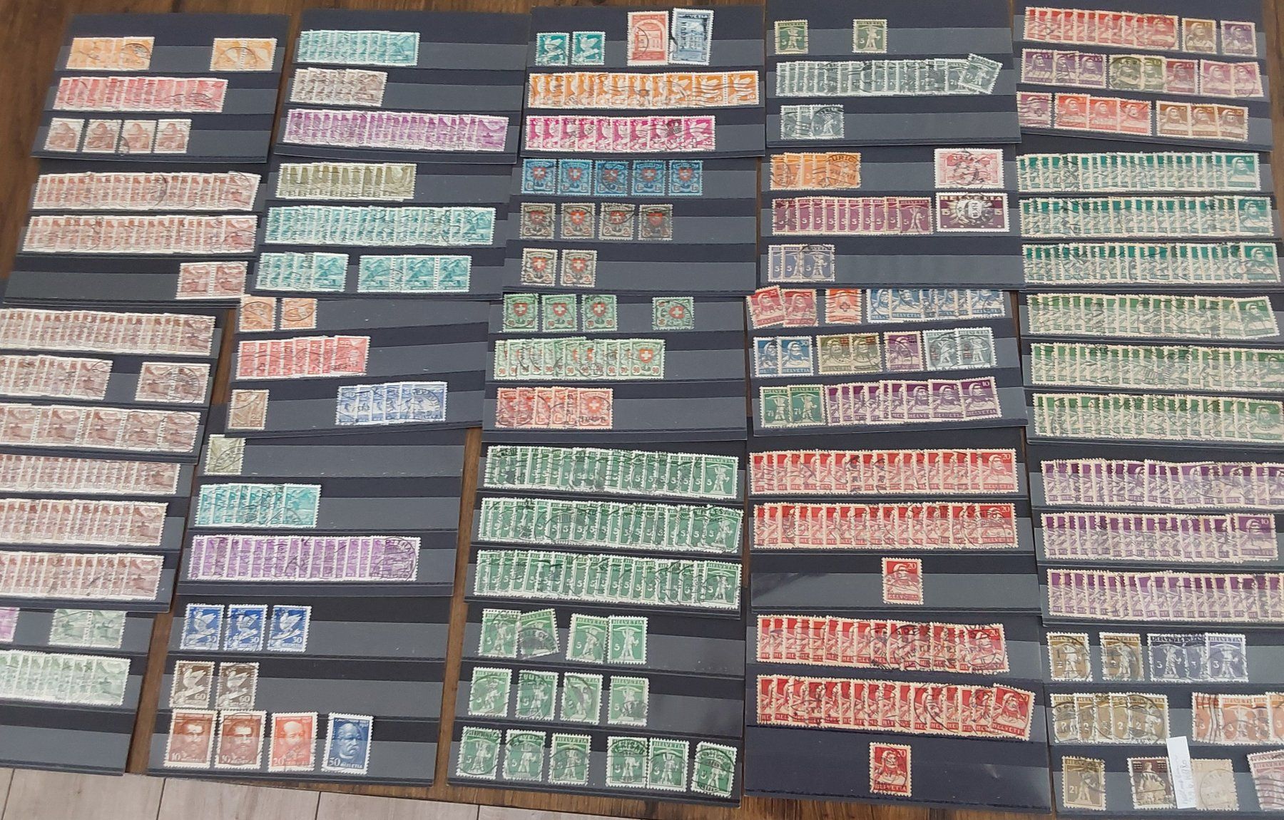 Tutti i francobolli: 200 Stk. CH Briefmarken-Steckkarten – Usato da Münchwilen AG venduto da Nesar 1
