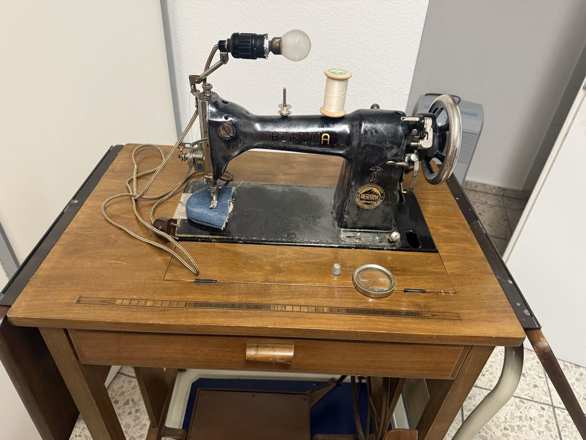 Bernina Nähmaschinen: Bernina Nähmaschine – Gebraucht aus Dübendorf von Einbrennen