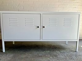 Metallschrank weiss mit abschliessbaren Türen von INTERIO