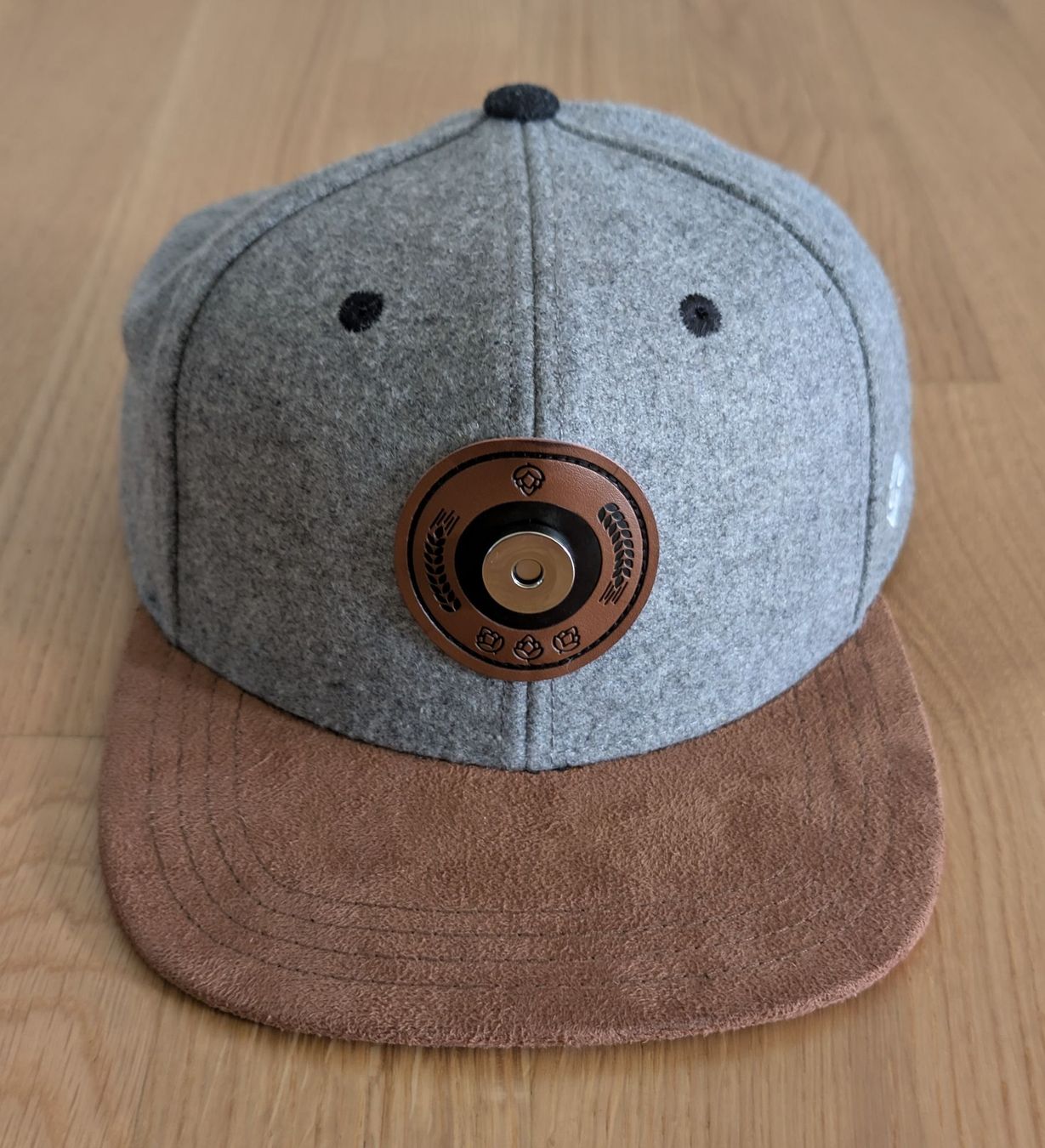 Chapeaux, bonnets & casquettes: Snapback Cap mit Magnet für Flaschendeckel – Neuf (Voir description) à Benken ZH par emaerceo