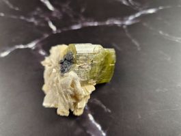 Tourmaline verte sur albite – spécimen minéral – 43 g