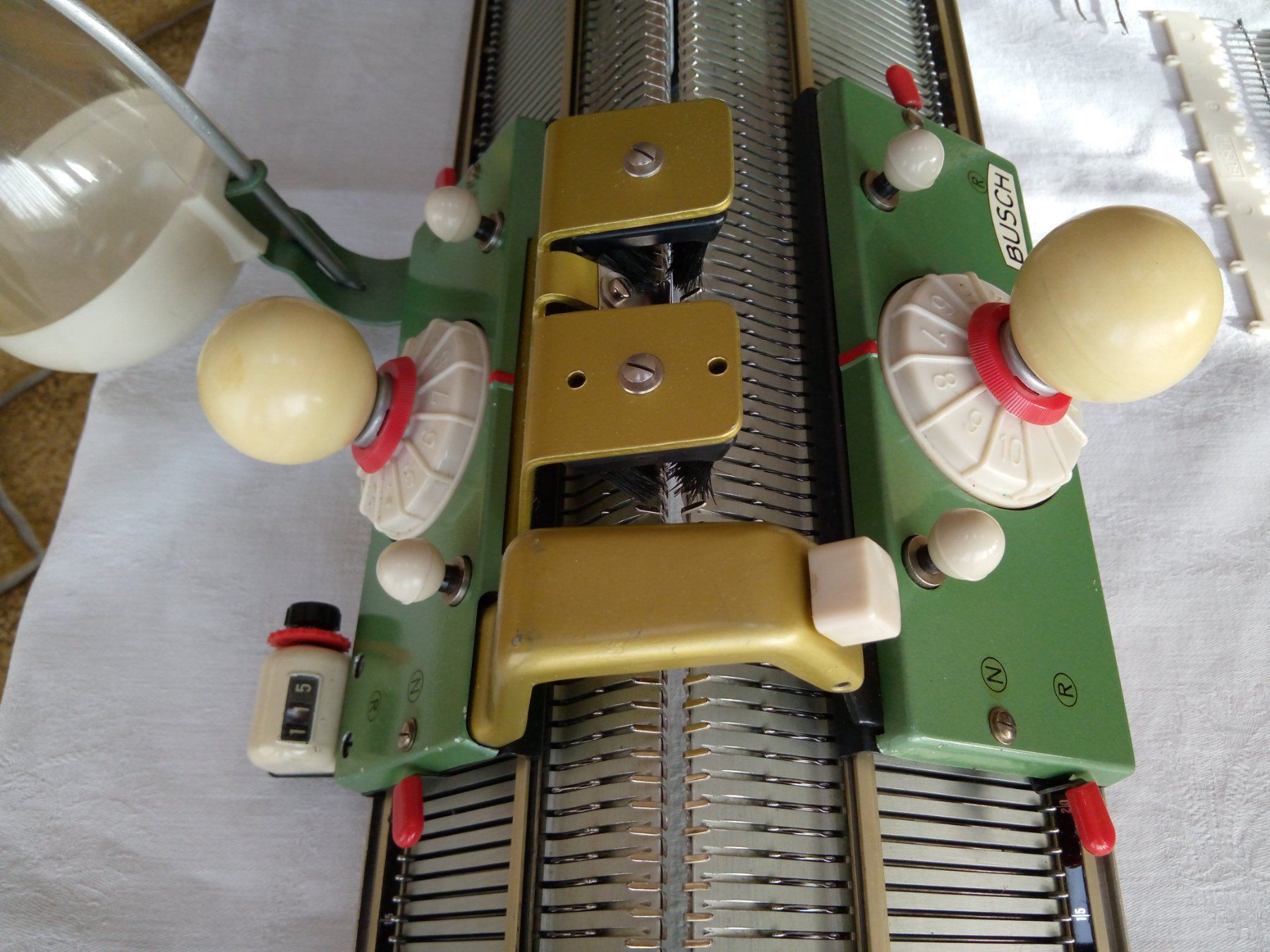 Busch Tutte le macchine: BUSCH Doppelbett-Strickmaschine – Usato da Pratteln venduto da Zund-88-Funken 2