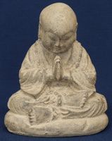 Mönch in Meditation aus Sandstein