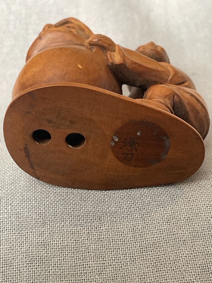 Statuette: Netsuke Holz, Junge mit Daruma signiert – Usato da Embrach venduto da Gauvain1 4