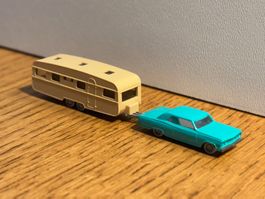 M1213: Chevrolet mit Wohnwagen (Spur N)