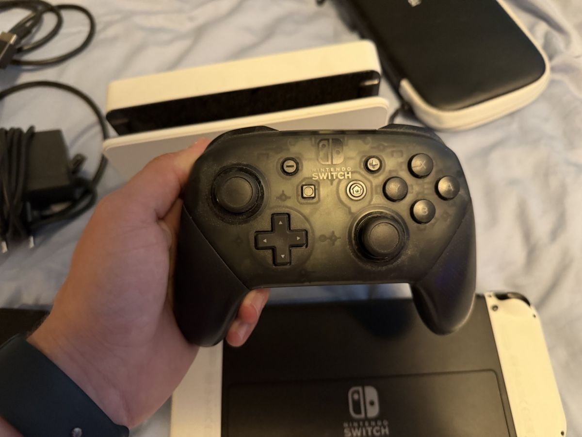 Nintendo Consoles: Nintendo Switch OLED mit Pro Controller – D'occasion à Worb par rme23 4