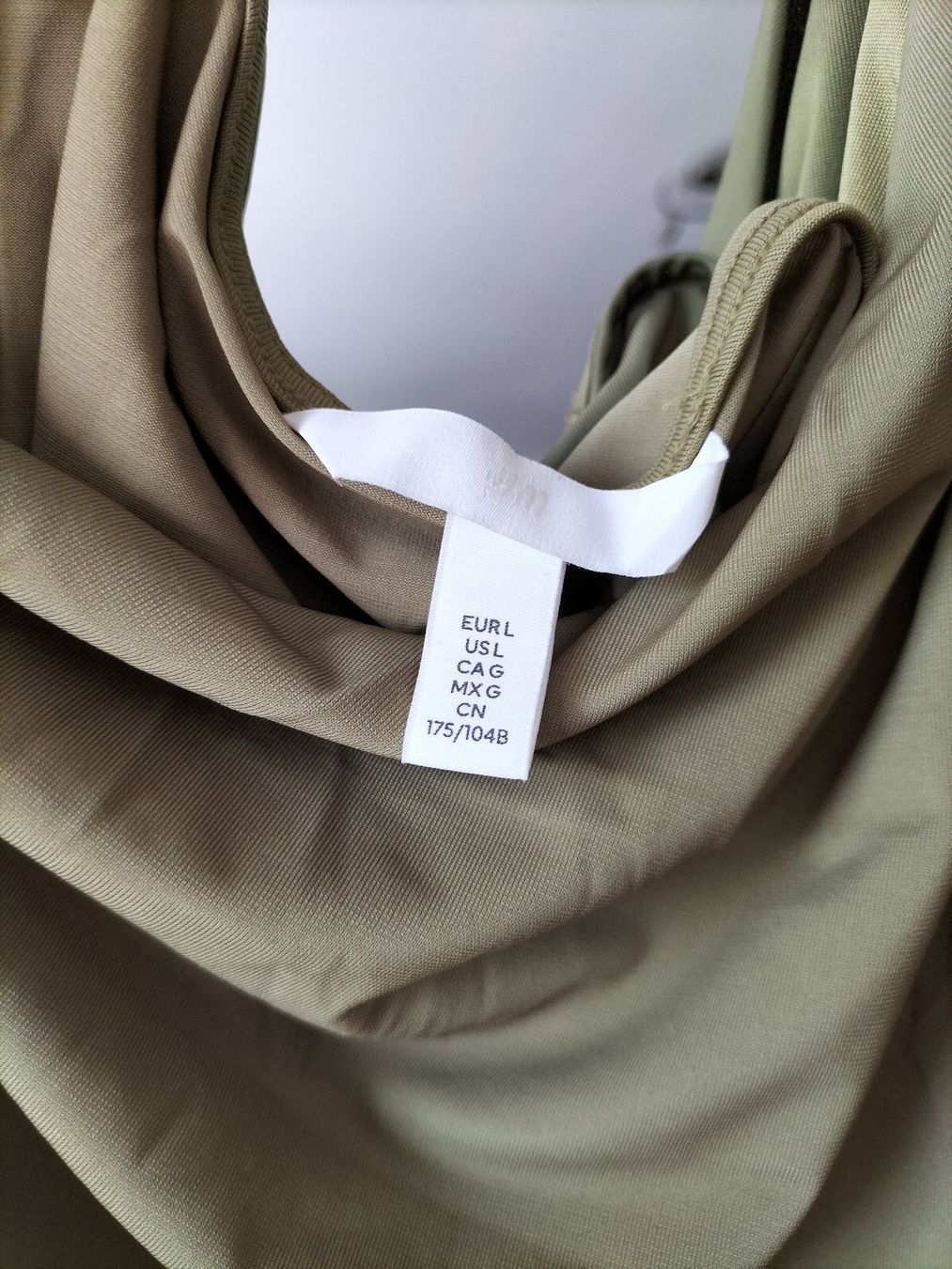 H&M Tops: Top asymétrique olive H&M L – Neuf (Voir description) à Clarens par fashionfou 3