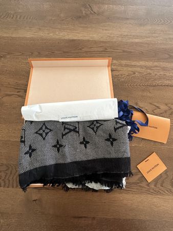 Schal der Marke Louis Vuitton m. Originalverpackung