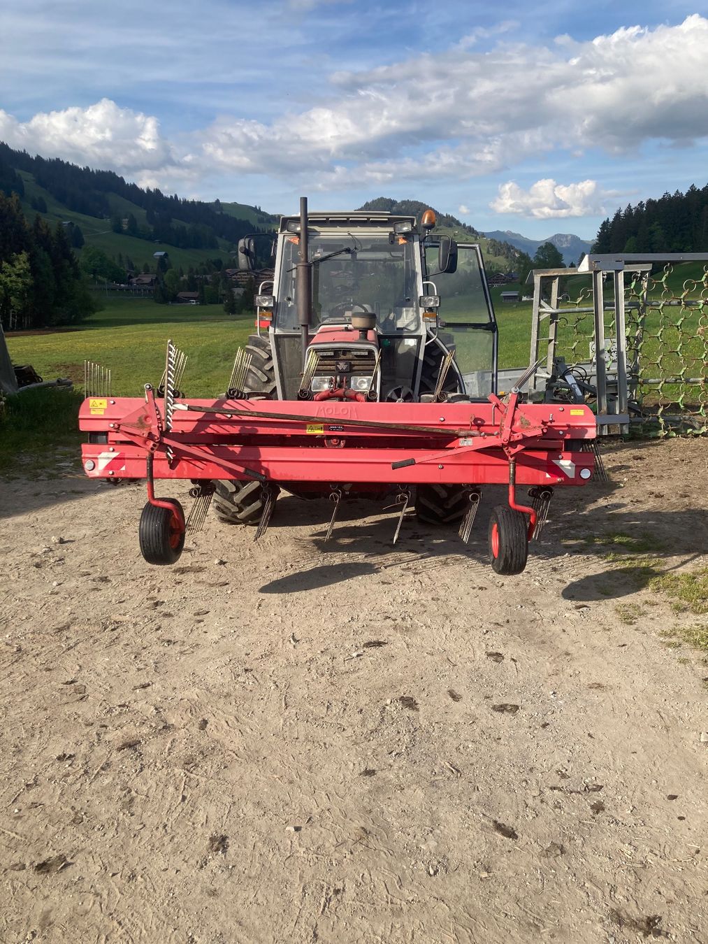 Raccolta foraggio grezzo: Molon bandrechen – Usato da Saanenmöser venduto da MF382 1