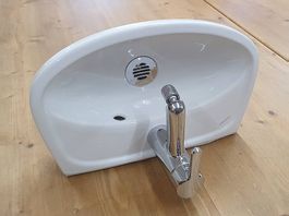 Lavabo- Handwaschbecken von Laufen, mit KWC-Armatur