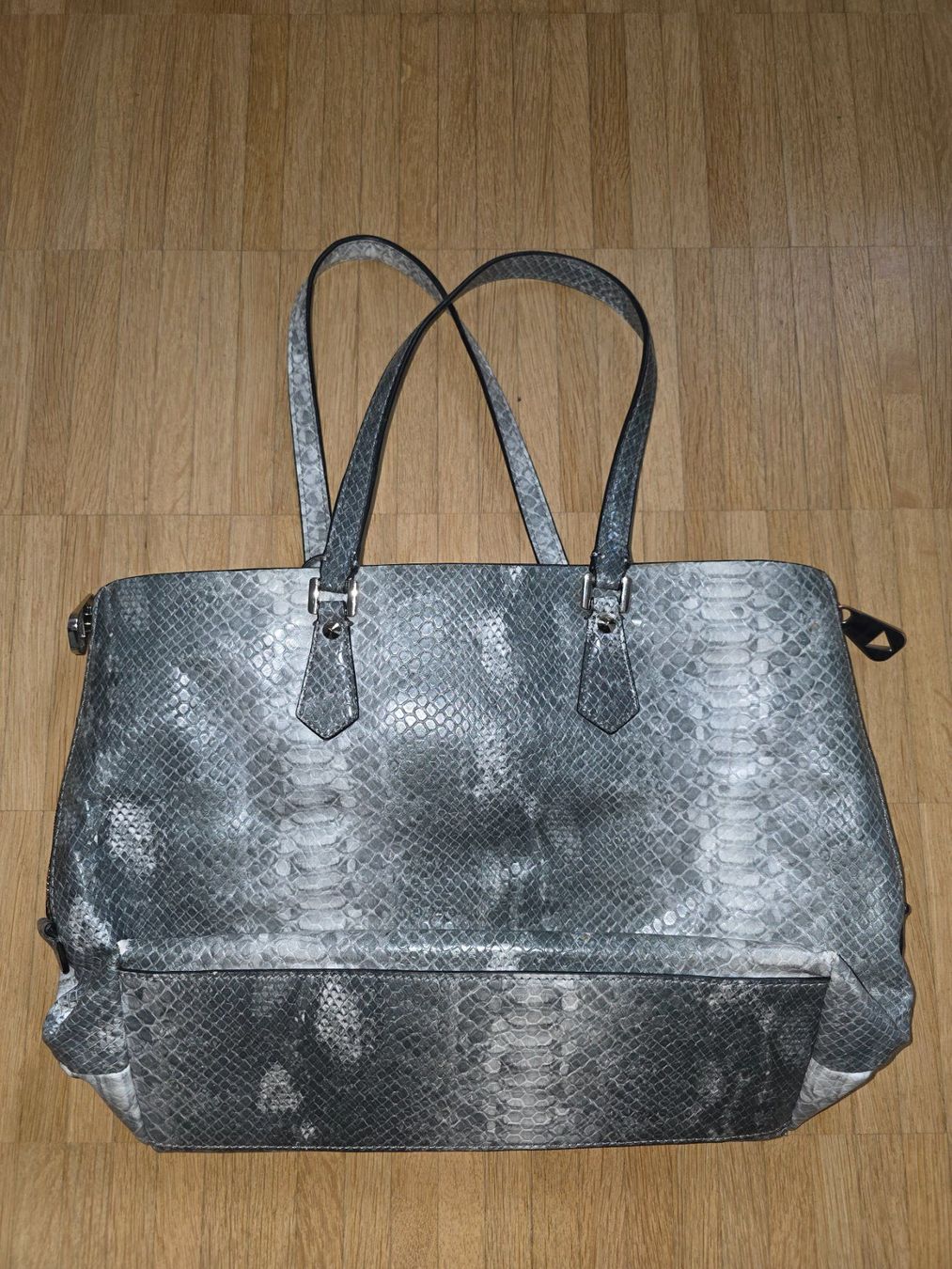 Guess Borse da donna: Guess Shopper Grau Schlangenmuster – Usato da Stein AG venduto da eMODy 1