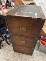 Schubladenkommode aus Holz mit drei Schubladen
