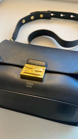 Elegante Fendi Handtasche Schwarz Leder Gold Hardware