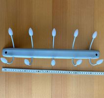 graue Wandgarderobe aus Metall