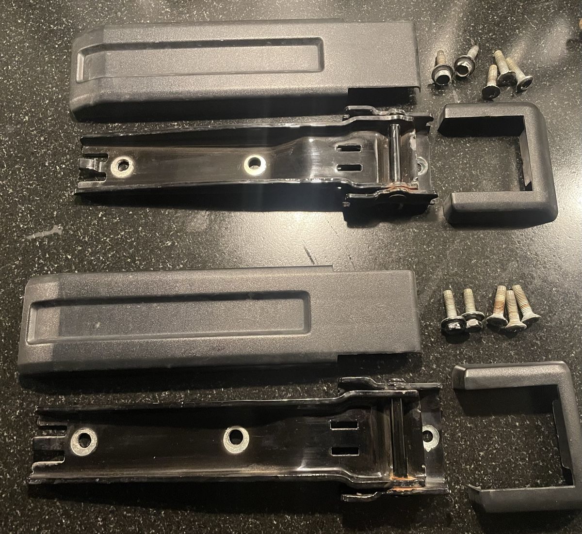 Mopar Tutti pezzi di ricambio auto: Jeep Wrangler JK Tailgate Scharniere – Usato da Inwil venduto da DiNozzo01