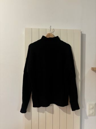 Cozy Black Turtleneck Sweater - Perfect for Winter!