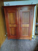 Antiker Nussbaumschrank