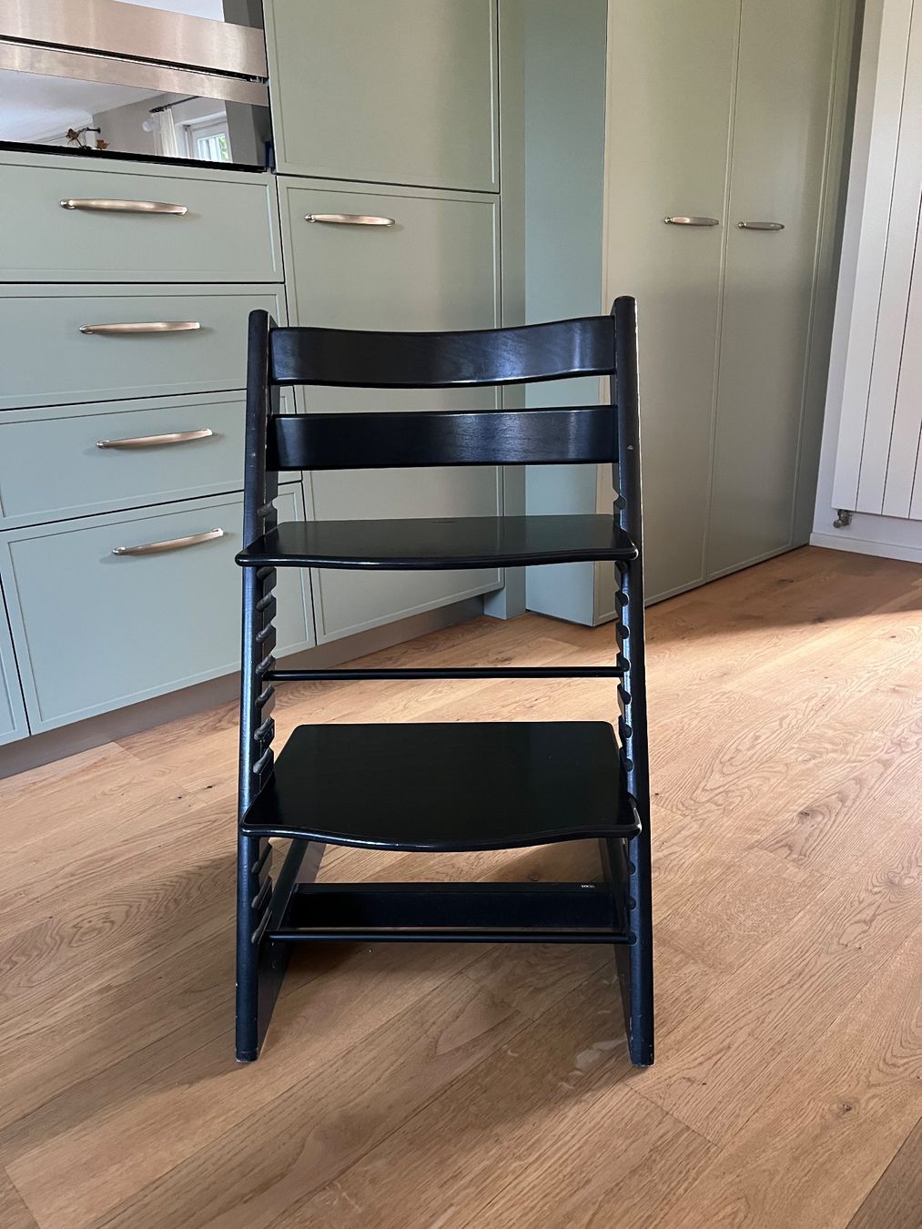 Stokke Seggioloni: Tripp Trapp von Stocke. Schwarz. – Usato da Thun venduto da mantschgi