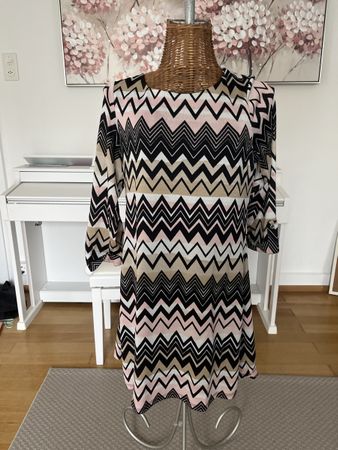Kleid mit Zickzack-Muster, Grösse M, neu