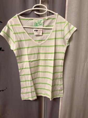 T-shirt rayé vert et blanc